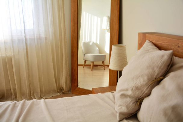 diseño interior moderno dormitorio con muebles de madera de roble natural
 - Foto, Imagen