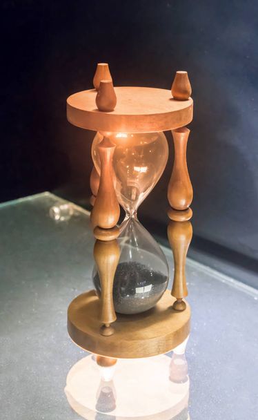 Sandglass come concetto che passa il tempo per la scadenza aziendale in esecuzione
  - Foto, immagini