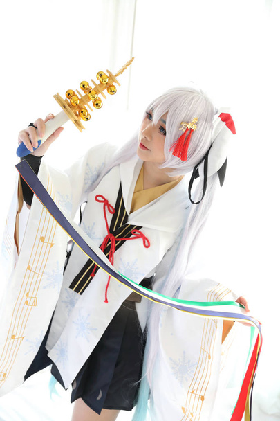 Japão anime cosplay, branco japonês miko no quarto tom branco
 - Foto, Imagem