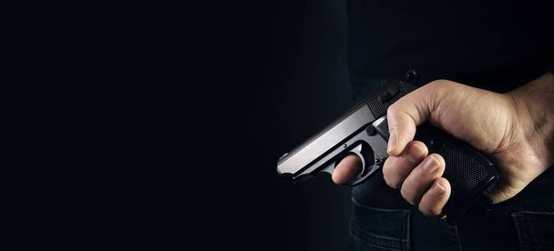 Hand lövés fegyver, a fekete háttér gyilkos koncepció. másol hely - Fotó, kép