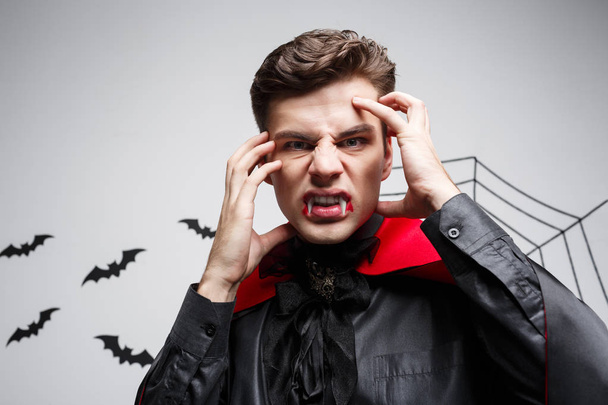 Koncepcja Halloween Wampir - portret zły Wampir kaukaski krzyczeć.  - Zdjęcie, obraz