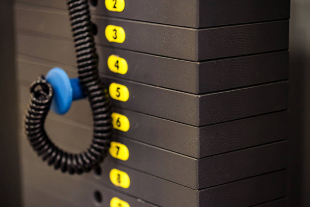 Close-up van de gewichten van sportschool machine - Foto, afbeelding