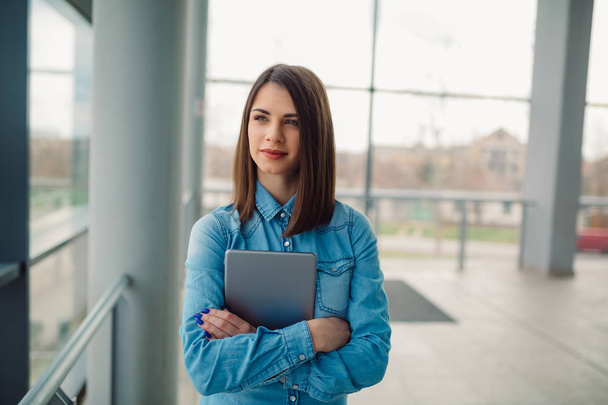 Portrét jistý hezká studentka nebo podnikatelka v smart casual oblečení drží digitální tabletu - Fotografie, Obrázek