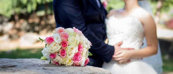 bouquet da sposa in primo piano dagli sposi - Foto, immagini