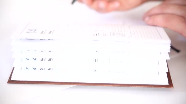 Homem escrevendo informações no livro de agenda de negócios
 - Filmagem, Vídeo