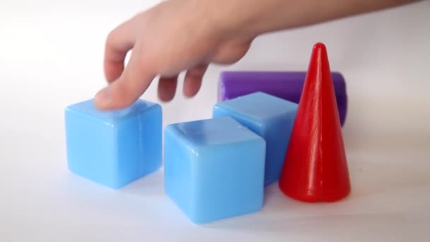 Brincadeira de mão com brinquedos de plástico crianças tijolos
 - Filmagem, Vídeo