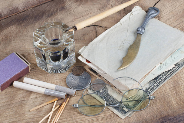 Старая ручка и чернильница со старыми буквами на деревянном фоне
 - Фото, изображение