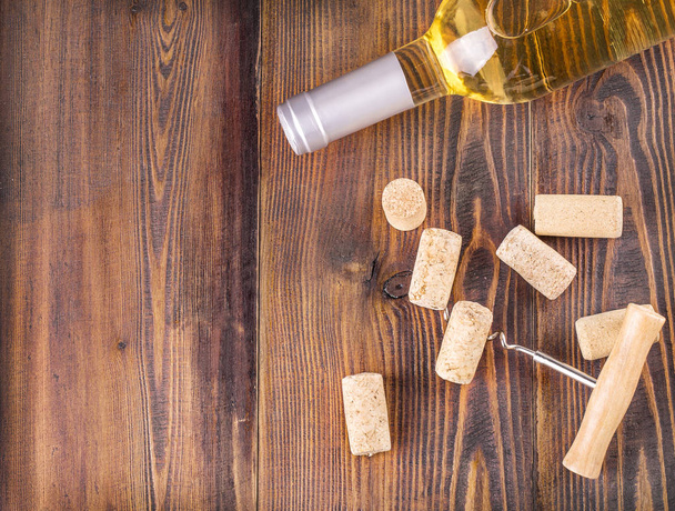 вино BOTTLE, CORKSCREW и пробка
  - Фото, изображение