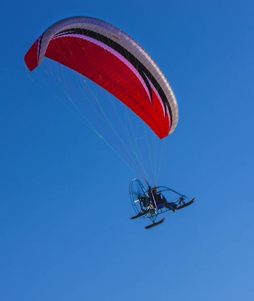 o paramotor de esporte e céu azul
 - Foto, Imagem
