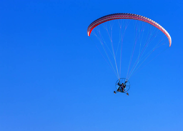 o paramotor de esporte e céu azul
 - Foto, Imagem