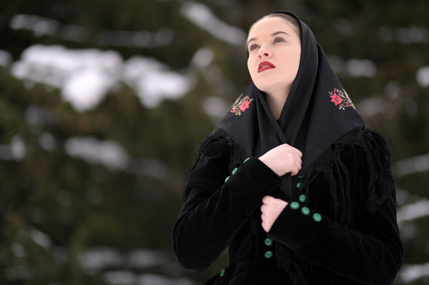 Slovakian folklore woman in winter - Foto, Bild