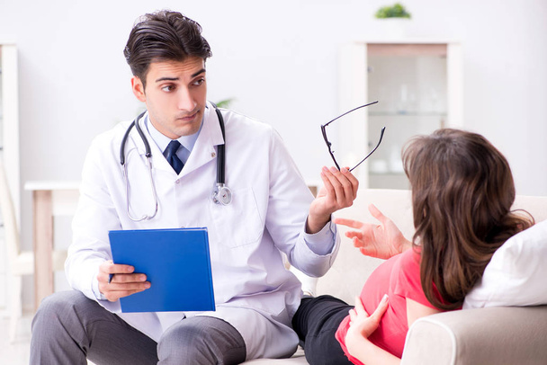 Raskaana oleva naispotilas vierailee lääkärin vastaanotolla säännöllisessä tarkastuksessa - Valokuva, kuva