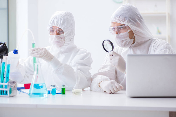 Dos científicos trabajando en el laboratorio químico - Foto, Imagen