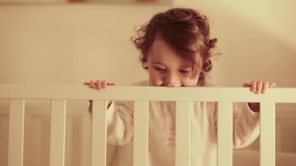 Toddler dziecko dziewczynka jedzenie skraju łóżeczko. - Materiał filmowy, wideo