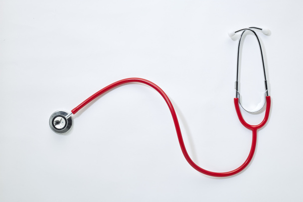 Rotes Stethoskop auf weißem Hintergrund - Foto, Bild