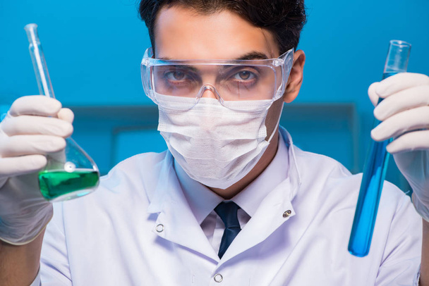 Chemistry assistant working in the chemical lab - Foto, Imagen