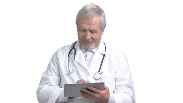 Médico senior usando su tableta digital
. - Imágenes, Vídeo