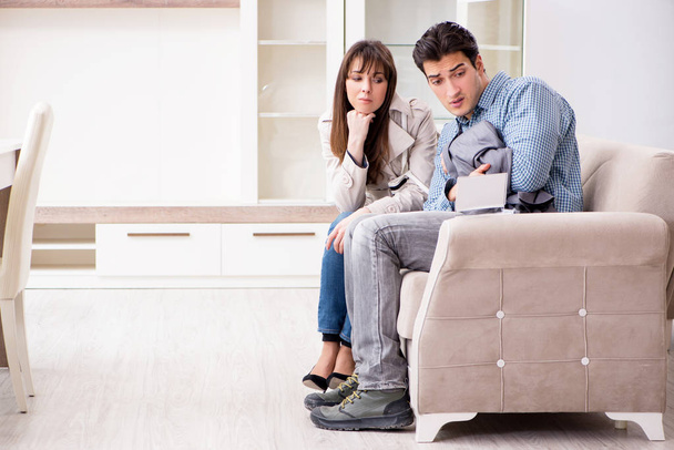 Jeune couple déçu par le prix dans le magasin de meubles - Photo, image