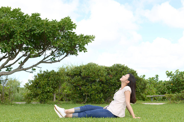 молодая женщина отдыхает в парке
 - Фото, изображение