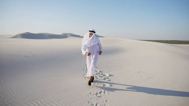 Sérieux jeune Arabe EAU Cheikh homme d'affaires considérant constru
 - Photo, image
