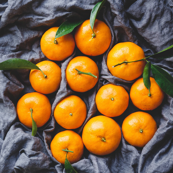 Fresh yellow mandarin fruits - Foto, imagen