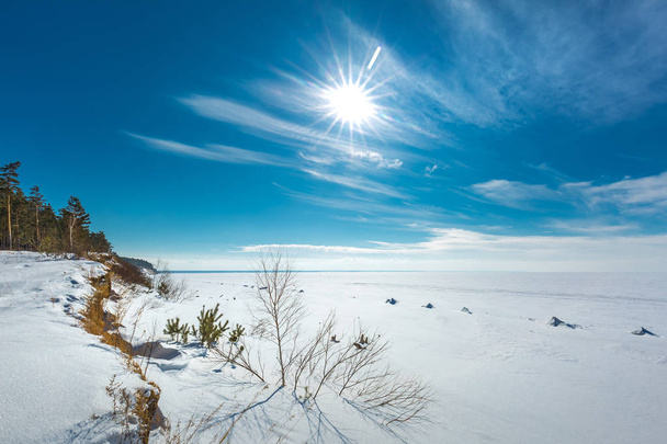 Snow-covered Ob sea on a Sunny day in March. Ob reservoir, Novosibirsk region, Western Siberia, Russia - Foto, imagen