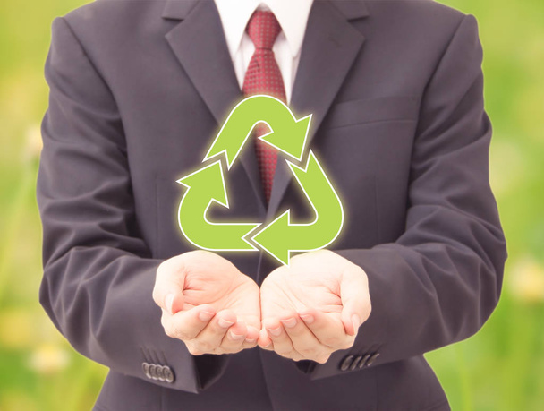 hombre de negocios sosteniendo iconos de reciclaje
 - Foto, Imagen