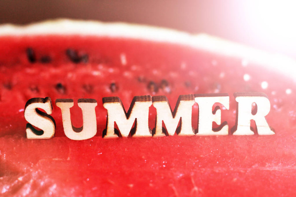 Sappige heerlijke watermeloen en houten tekst brieven zomer - Foto, afbeelding