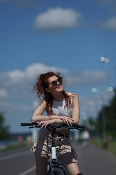Bella ragazza in bicicletta
 - Foto, immagini