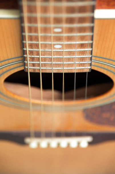 fragment van de akoestische gitaar. macro - Foto, afbeelding