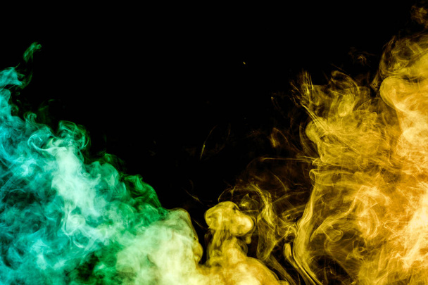 Kolorowe dymu, zielony i żółty na czarne na białym tle. Tło z dymu vape - Zdjęcie, obraz