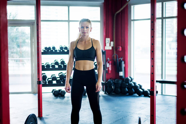 Athlete training in a cross-fit gym - Valokuva, kuva