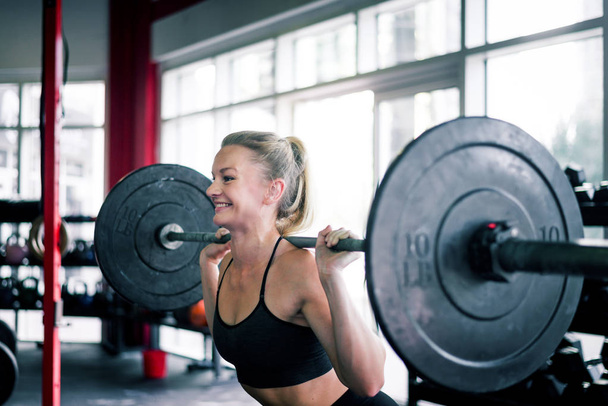 Athlete training in a cross-fit gym - 写真・画像