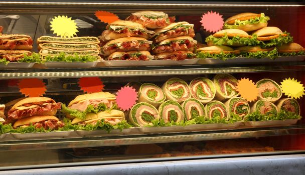 витрина со множеством бутербродов на продажу в баре
 - Фото, изображение