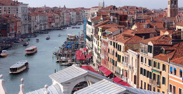 Velence Olaszország Canal Grande csatornára és a Rialto-híd, rengeteg vitorlás - Fotó, kép
