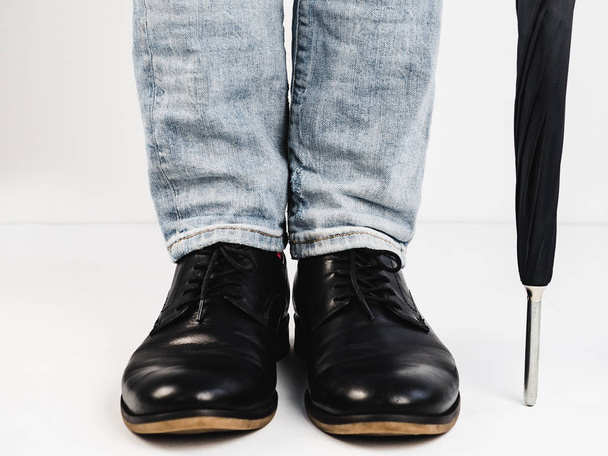 Стильне взуття, парасолька і чоловічі ноги
 - Фото, зображення
