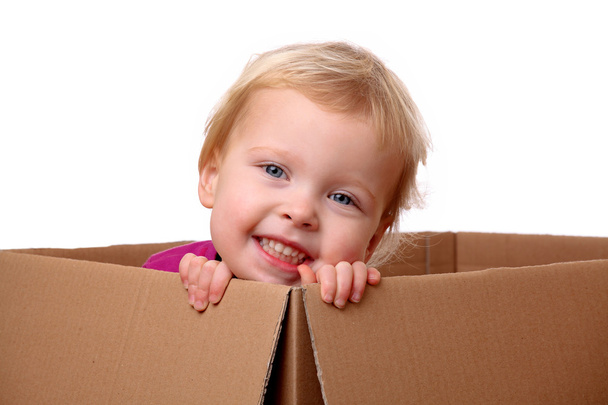 Criança na caixa
 - Foto, Imagem