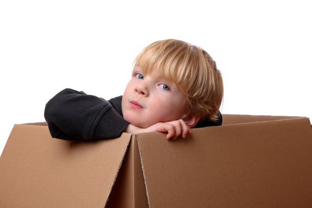 Niño en caja
 - Foto, Imagen