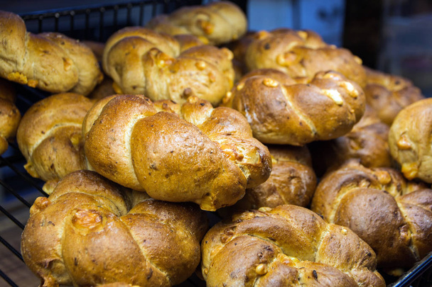 freshly baked bread and baked goods on the shelves on the counter of the bakery - Foto, Imagem