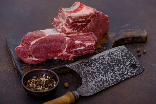 Свіже і сире м'ясо яловичини на обробній дошці
 - Фото, зображення
