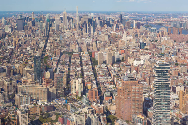 Aerial view of Manhattan skyline on a sunny summer day. - Foto, afbeelding