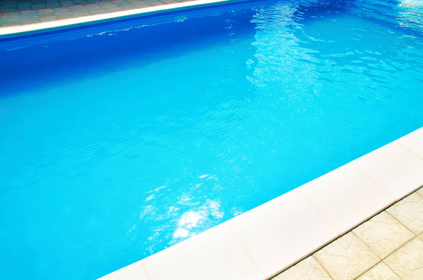 a szállodában medence kék víz - Fotó, kép