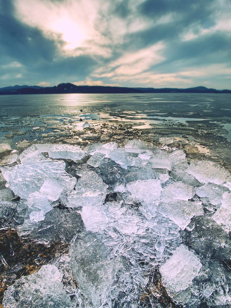 Changement climatique. Fonte du glacier brisé dans la baie. Paysage printanier avec fonte des glaces flottantes
. - Photo, image