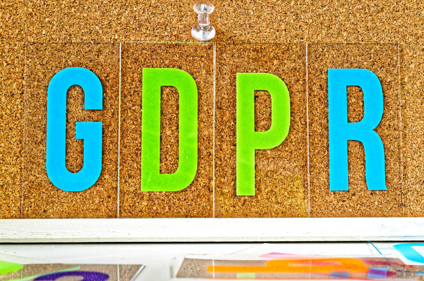Доска с надписью на немецком языке: DSGVO ("Общая защита данных") на английском языке: GDPR ("Общая защита данных")
) - Фото, изображение