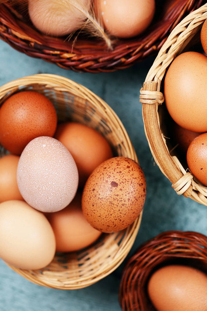 αυγά σε καλάθια, γκρο πλαν - Φωτογραφία, εικόνα