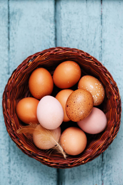 Sepet içinde güzel yumurta - Fotoğraf, Görsel