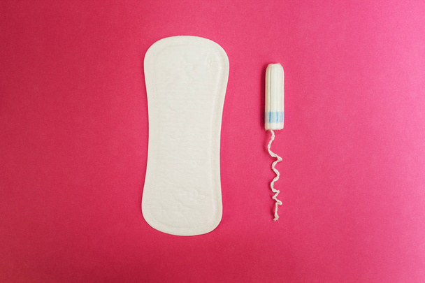 Sanitary pads and tampon on a pink background. - Foto, Imagen