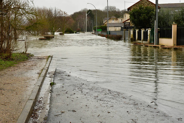 les mureaux; france - 29. Januar 2018: Anstieg des Wasserspiegels der Seine - Foto, Bild