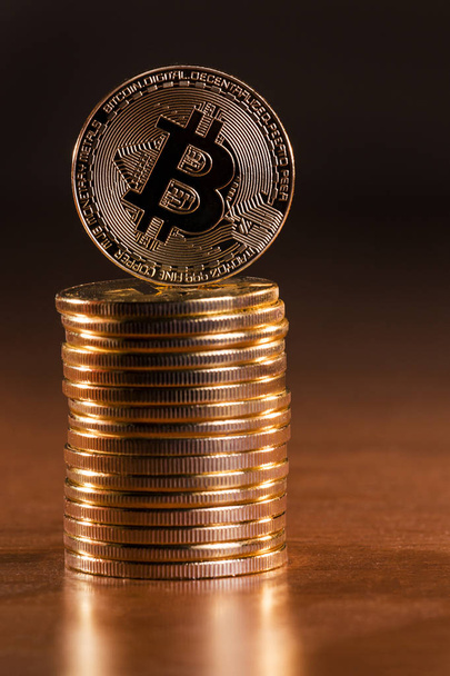 několik zlatých bitcoiny položené na dřevěný stůl. - Fotografie, Obrázek