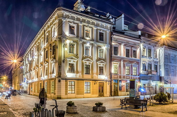 Nuit scénique Architecture du paysage urbain de Lviv sur la longue exposition
 - Photo, image